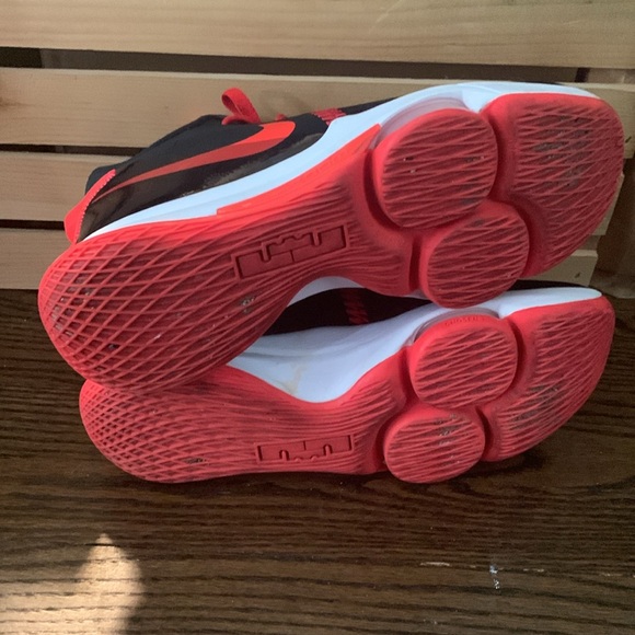 Nike Lebron Witness 5 Size 11.5 men’s sneakers - Picture 4 of 4